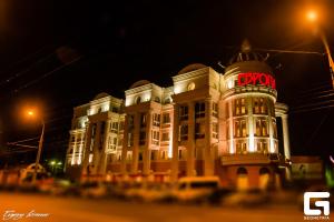 伊尔库茨克欧罗巴酒店的一座晚上有 ⁇ 虹灯标志的建筑