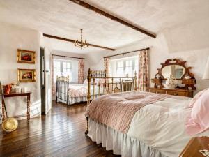邓甘嫩Rosehill House的卧室配有一张床,墙上设有镜子