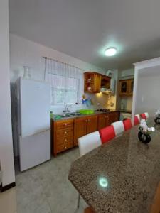 Madalena do MarBarbara Home的厨房配有白色冰箱和台面