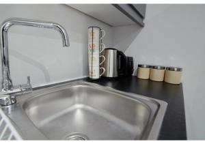 梅德斯通Charming 1BR flat in Maidstone的厨房内带水槽的厨房台面