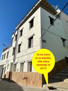 埃尔切德拉谢拉APARTAMENTO RURAL LA CANDELARIA的建筑前的黄色标志