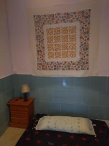 卡塔赫纳Habitación hippie的卧室配有挂在床上的被子