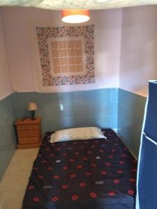 卡塔赫纳Habitación hippie的一间小卧室,配有一张带黑色棉被的床