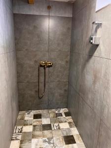 Maksim GorʼkiyHnameni Bovadzor Lodge的带淋浴的浴室,铺有瓷砖地板。