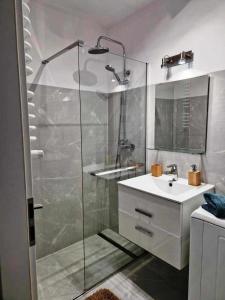 华沙Great Apart Imielin的带淋浴和盥洗盆的浴室