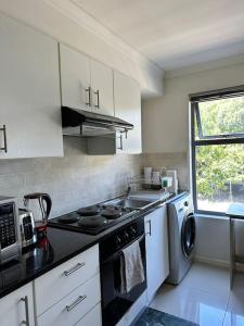 Cozy Rondebosch Apartment的厨房或小厨房