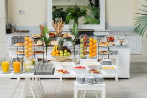 布宜诺斯艾利斯雷科莱塔套房酒店的餐桌上的自助餐食品和水果
