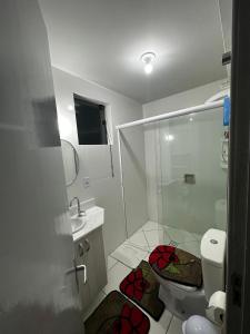 巴拉韦利亚Hotel Mirante的带淋浴的浴室以及位于地板上的红色玫瑰卫生间。