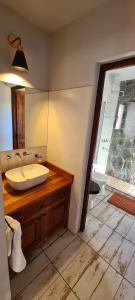 卡法亚特Las Piedritas Cafayate的浴室配有盥洗盆、镜子和浴缸
