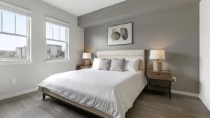 Fort Myers VillasLanding Modern Apartment with Amazing Amenities (ID8608X81)的卧室配有白色的床和2扇窗户。