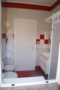 马尔扎梅米Villa Milena的一间带卫生间和水槽的浴室