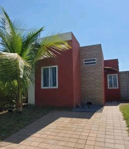 松索纳特Marhabi's home的前面有棕榈树的红色房子