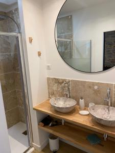 卡奥尔La Bellours Chambre D'Hôtes的浴室设有2个水槽和镜子