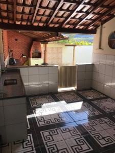 圣罗克迪米纳斯Casa Vista da Serra的一间铺有瓷砖地板的厨房
