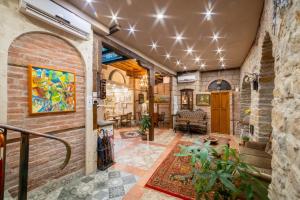 大特尔诺沃Guest house Diabora-Veliko Tarnovo的一间设有砖墙的客厅