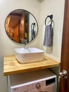 宿务Horizon 101 - champito's place的一间带水槽和镜子的浴室