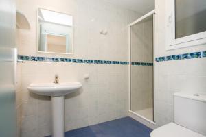 布拉内斯Apartamentos Blanes-Condal Costa Brava的白色的浴室设有水槽和淋浴。