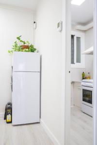 Premia de DaltPrecioso apartamento en Premià de Dalt的一间白色的厨房,里面配有白色冰箱