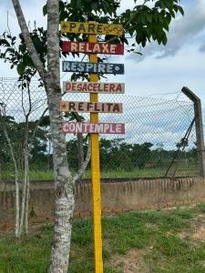 里约布兰科Espaço Leão Eventos的树旁栅栏前的标志