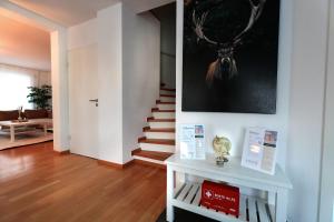法伦达尔Vallhouse - Massage, Sauna, Darts, Switch & mehr的客厅设有楼梯,墙上挂着鹿的照片