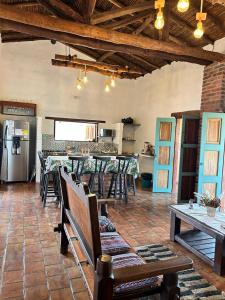 巴里查拉Casa Castañeto Barichara的一间带桌椅的客厅和一间厨房