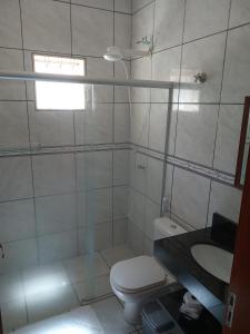 奥林匹亚Recanto WL的白色的浴室设有卫生间和水槽。