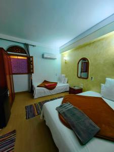 达哈布Gina Motel Dahab的酒店客房,设有两张床和镜子