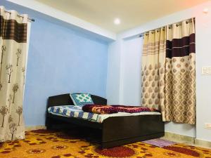 斋浦尔Ali Baba Hostel的蓝色客房,配有椅子和窗帘