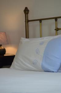 斯瓦科普蒙德Cottage on Diamond Street的一张带白色床单和蓝色枕头的床