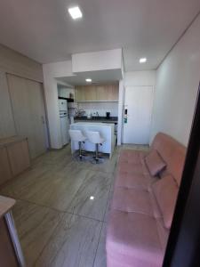 圣保罗Flat Apart-hotel QI Ibirapuera Perto do Shoping的带沙发的客厅和厨房