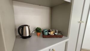 比勒陀利亚741 Tetra Self Catering Accommodation的一个带咖啡壶和篮子的厨房台面