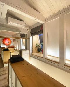 维尔纽斯Matilda's lovely 2-bedroom house的厨房配有白色橱柜和木桌