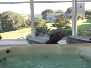 GolantChurch Meadow的浴缸,享有房子的景色