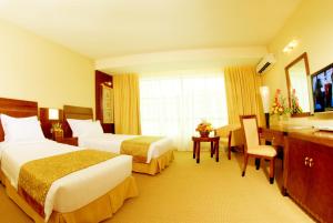 哥打京那巴鲁Celyn Hotel City Mall的酒店客房设有两张床和电视。
