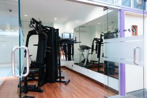吉隆坡马鲁里酒店的健身房设有跑步机和镜子