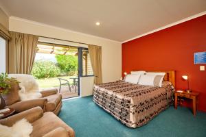凯库拉Awatea Country Bed & Breakfast的一间卧室设有一张床和一间客厅。