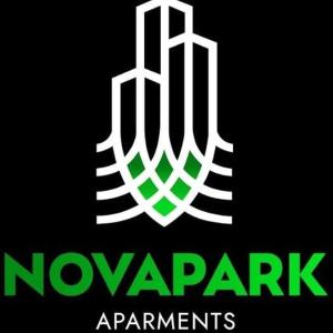 瓜亚基尔NOVAPARK HOTEL的绿色和白色的标志,加上现在的修饰词