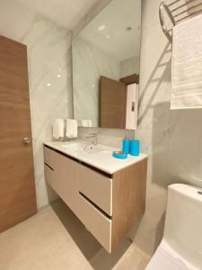 瓜亚基尔NOVAPARK HOTEL的一间带水槽和镜子的浴室