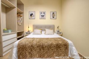 穆尔西亚Igor Home centro de Murcia的一间卧室设有一张大床和两个床头柜