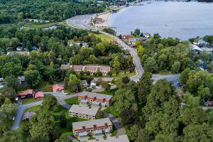 乔治湖Upstate NY Lake House的享有小镇的空中景色,拥有海滩和水