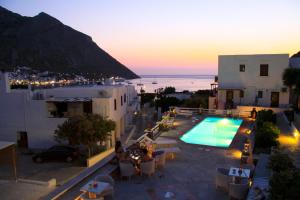 卡马莱尼姆菲斯酒店的日落时分酒店享有游泳池的景致