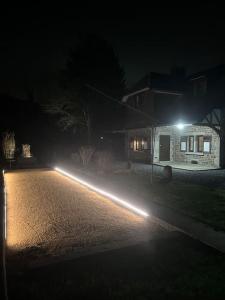 Tilff« L’Écluse Simon »的街上的夜晚灯火通明的房子