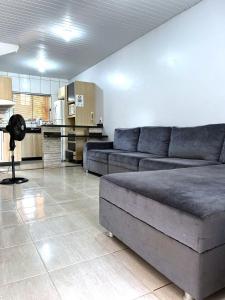 伊瓜苏Ponto Estratégico Foz do Iguaçu的带沙发的客厅和厨房