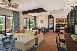 迪拜拉皮塔迪拜主题乐园及度假村 - 万豪酒店&度假村的客厅配有沙发和桌子
