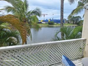 黄金海岸Isle of Palms 31的阳台享有水体美景。