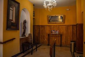 杜兰戈Hotel Casablanca的一间设有黄色墙壁、镜子和桌子的房间