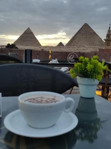 开罗Loca Pyramids View的桌上的汤杯,有金字塔背景