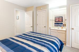 老猛犸湖The Summit 207的卧室配有蓝色和白色的床和水槽