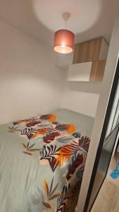 Thury-HarcourtNid douillet en Suisse Normande的一间卧室配有一张带五颜六色棉被的床