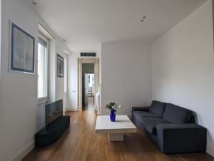米兰Vittore Rooms & Apartment的客厅配有沙发和桌子